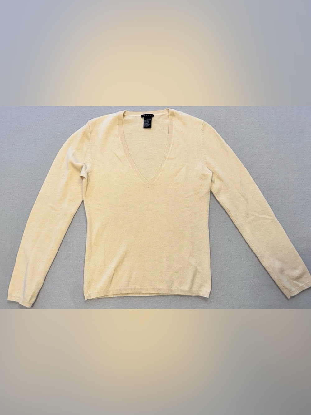Theory Women’s 100% Cashmere Light Tan V-Neck Fitted Sweater Size Small